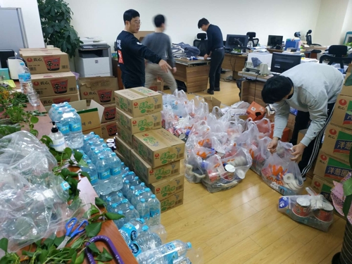 상하이 한국 교민단체 관계자들이 코로나19 격리 시설에 있는 국민들에게 지원할 생필품과 식품을 정리하고 있다. [교민 장창관씨 제공. DB 및 재판매 금지]