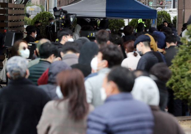 코로나19 무더기 확진자가 발생한 서울 구로구 신도림동 코리아빌딩 앞에 임시 검사소가 설치되었다. 검사소에 입주민과 확진자 접촉이 의심스러운 시민들이 몰리며 대기 줄이 오후임에도 길게 유지되고 있다. 2020.3.10
