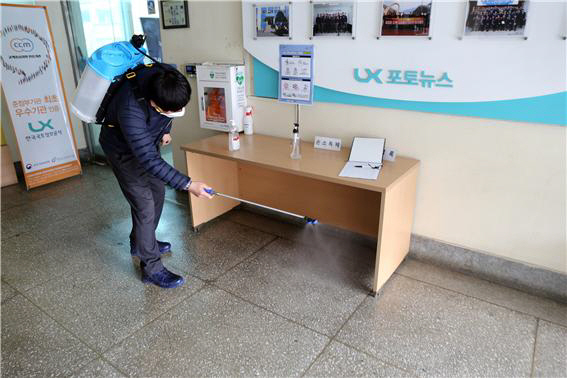 ▲ LX 한국국토정보공사 강원본부는 10일 코로나19 감염증 확산 방지를 위해 청내 집중방역에 나섰다.