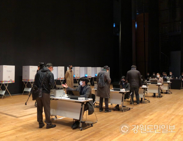 강원대 첫 직선제 제12대 총장 임용후보자를 정하는 투표가 11일 오전 11시부터 진행됐다.