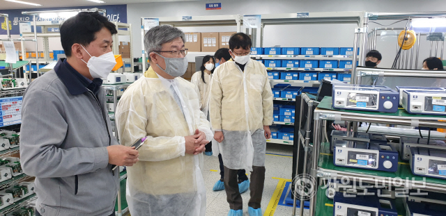 ▲ 이재갑 고용노동부장관은 12일 의료기기 제조업체인 원주 메디아나 공장을 방문해 제품 공정 상황을 둘러보고 있다.