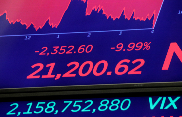 ▲ A price screen display above the floor of the New York Stock Exchange (NYSE) after the close of trading in New York, U.S., March 12, 2020. REUTERS/Brendan McDermid

&lt;All rights reserved by Yonhap News Agency&gt;