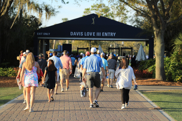 ▲ PONTE VEDRA BEACH, FLORIDA - MARCH 12: Fans exit through the Davis Love III Entry after the first round of The PLAYERS Championship on The Stadium Course at TPC Sawgrass on March 12, 2020 in Ponte Vedra Beach, Florida.   Sam Greenwood/Getty Images/AFP
== FOR NEWSPAPERS, INTERNET, TELCOS &amp; TELEVISION USE ONLY ==


&lt;All rights reserved by Yonhap News Agency&gt;