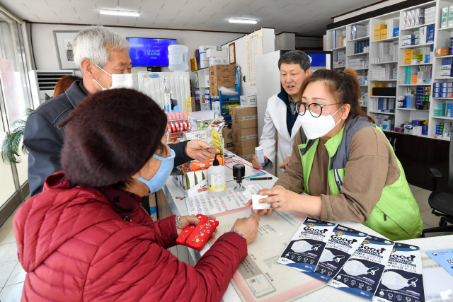 ▲ 정선 지원봉사자들이 지난 14일 마스크 공적판매에 나선 지역 나 홀로 약국에서 판매 보조업무 봉사활동을 펼쳤다.