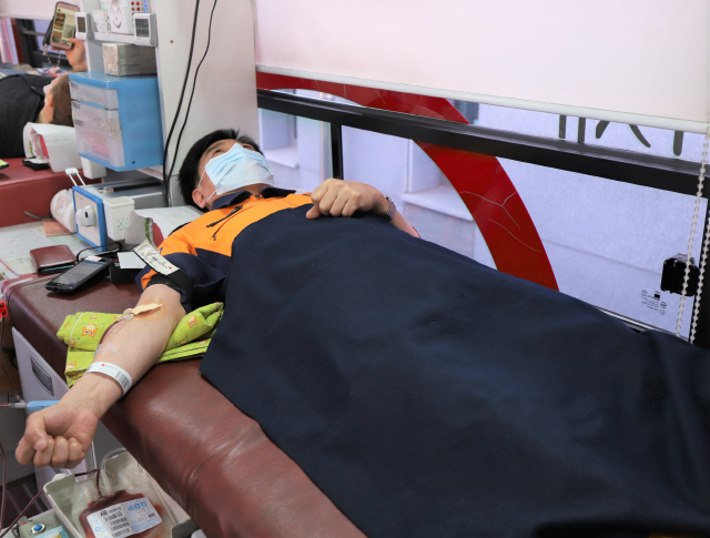 ▲ 27사단 통일선봉대대 장병들이 최근 부대에서 헌혈을 하고 있다.