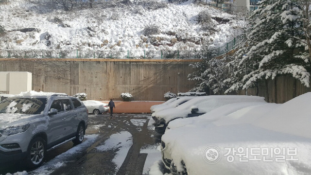 ▲ 16일 태백의 한 아파트단지 주차장에 밤새 내린 눈이 쌓여 있다.  김우열