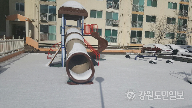 ▲ 16일 태백의 한 아파트단지 놀이터에 밤새 내린 눈이 쌓여 있다.  김우열