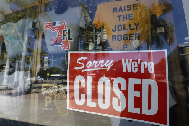 ▲ A closed sign is displayed on the Pittsburgh Pirates spring training baseball gift shop at LECOM Park, Monday, March 16, 2020, in Bradenton, Fla. Major League Baseball has delayed the start of its season by at least two weeks because of the coronavirus outbreak and suspended the rest of its spring training schedule. (AP Photo/Carlos Osorio)
&lt;All rights reserved by Yonhap News Agency&gt;