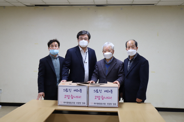 ▲ 양승우(사진 오른쪽에서 두번째)대표가 김성우 의료원장에게 꽃차를 전달하고 있다.