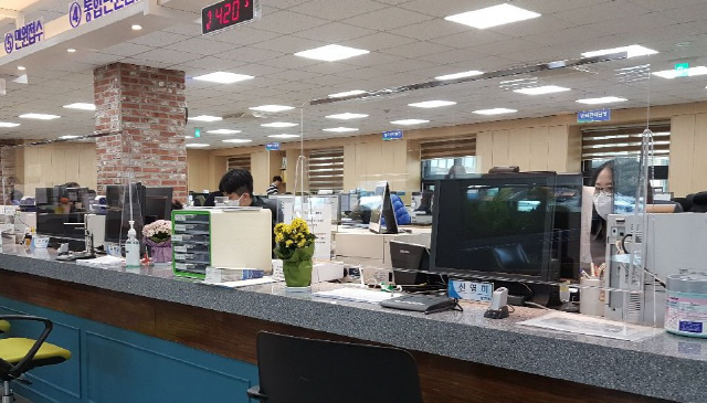 ▲ 홍천군 종합민원실 민원창구에 설치된 투명 가림막.