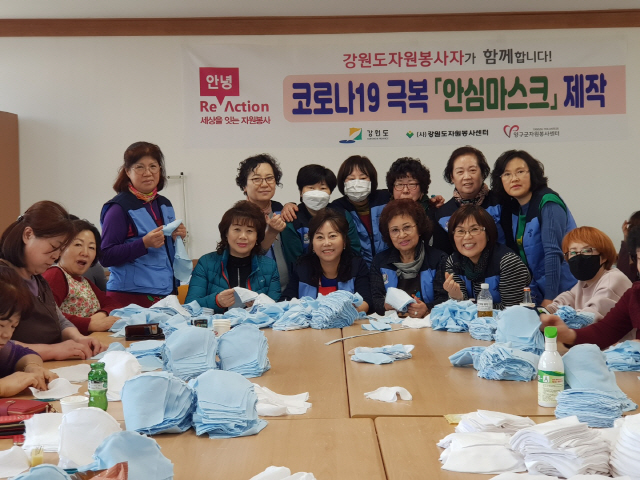 ▲ 우효림 군 의원과 여성단체회원들이 지난 21일 군자원봉사센터를 방문,취약계층에게 전달할 마스크 제작에 동참했다.