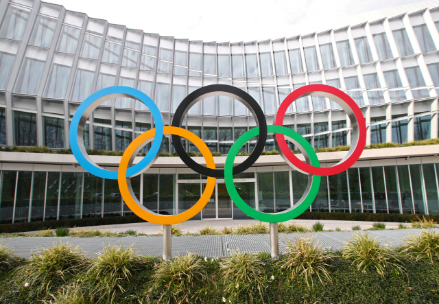 ▲ FILE PHOTO: The Olympic rings are pictured in front of the International Olympic Committee (IOC) in Lausanne, Switzerland, March 17, 2020. REUTERS/Denis Balibouse/File Photo &lt;All rights reserved by Yonhap News Agency&gt;