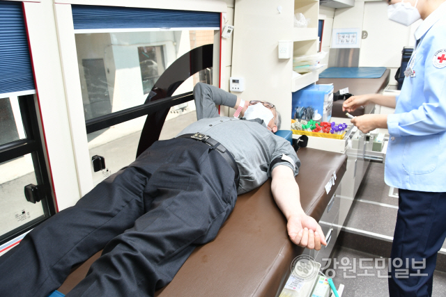 ▲ 　태백경찰서(서장 신현규)는 24일 청내에서 코로나19 혈액수급난 극복을 위한 헌혈행사를 가졌다.