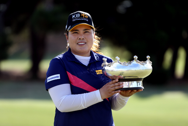 ▲ epa08221174 Winner Inbee Park from South Korea poses with the trophy during day 4 of the Women‘s Australian Open golf tournament at Royal Adelaide Golf Club in Adelaide, South Australia, Australia, 16 February 2020.  EPA/KELLY BARNES AUSTRALIA AND NEW ZEALAND OUT