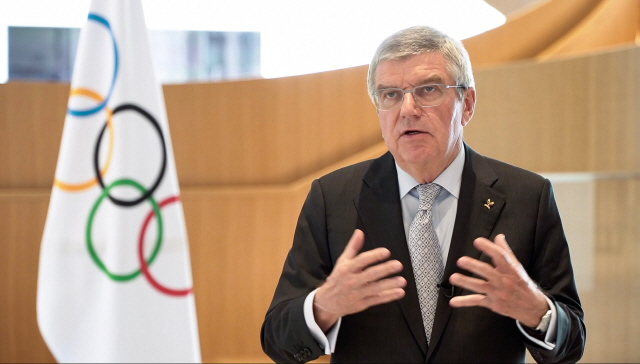 ▲ A TV grab from a video released by the International Olympic Committee (IOC) on March 24, 2020 shows IOC President Thomas Bach delivering a statement after the 2020 Tokyo Olympics were postponed to no later than the summer of 2021 because of the coronavirus pandemic sweeping the globe. - Olympic chiefs on March 24, 2020 postponed the 2020 Tokyo Games until next year, a historic move to push back the world‘s biggest sporting event due to the coronavirus pandemic that is upending global society. (Photo by Handout / AFP) / RESTRICTED TO EDITORIAL USE - MANDATORY CREDIT “AFP PHOTO /International Olympic Committee ” - NO MARKETING - NO ADVERTISING CAMPAIGNS - DISTRIBUTED AS A SERVICE TO CLIENTS