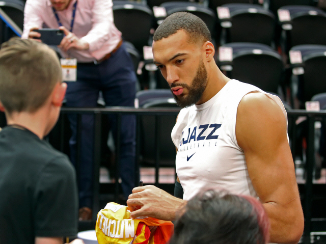 ▲ (FILES) In this file photo taken on December 04, 2019 (FILES) In this file photo taken on December 04, 2019 Utah Jazz center Rudy Gobert signs autographs after warm ups, before a NBA game against Los Angeles Lakers in Salt Lake City, Utah. - Utah Jazz center Rudy Gobert, whose positive coronavirus test prompted the NBA to shut down its season, says the virus has caused him to lose his sense of smell.The French big man, whose defensive talents earned him the nickname the “Stifle Tower,” tested positive for COVID-19 on March 11, the result bringing the NBA season to an abrupt halt.In social media posts since then, the 27-year-old had said he was feeling better, but on March 22, 2020 he tweeted that he was experiencing one of the lesser-known symptoms of the illness. (Photo by GEORGE FREY / AFP)