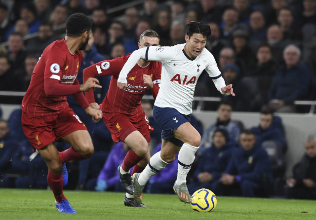 ▲ epa08120319 Tottenham Hotspur‘s Heung-Min Son (R) in action with Liverpool’s Joe Gomez (L) during the English Premier League soccer match between Liverpool and Tottenham Hotspur held at Tottenham Hotspur Stadium in north London, Britain, 11 January 2020.  EPA/NEIL HALL EDITORIAL USE ONLY