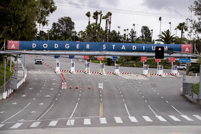 ▲ epa08299484 The Dodger Stadium is closed amid the coronavirus pandemic in Los Angeles, California, USA, 16 March 2020 <All rights reserved by Yonhap News Agency>