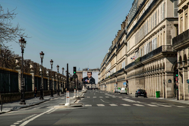 ▲ A picture taken on March 27, 2020 in Paris, shows the empty rue de Rivoli street, as the country is under lockdown to stop the spread of the Covid-19 pandemic caused by the novel coronavirus. (Photo by BERTRAND GUAY / AFP)