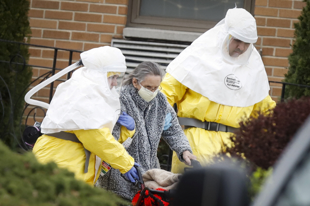 ▲ Medical officials aid a resident from St. Joseph‘s nursing home to evacuate and board a bus, after a number of residents tested positive for coronavirus disease (COVID-19) in Woodbridge, New Jersey, U.S., March 25, 2020.  REUTERS/Stefan Jeremiah