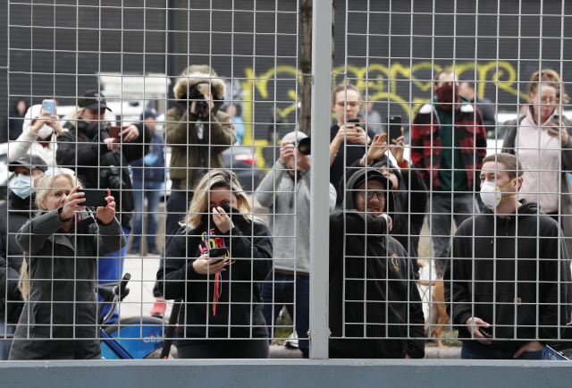 ▲ New Yorkers peer through a fence at Pier 90, recording the moment on their cell phones, during the arrival of the USNS Comfort, a naval hospital ship with a 1,000 bed-capacity, Monday, March 30, 2020, in New York. The ship will be used to treat patients who do not have coronavirus so the land-based local hospitals can devote all their resources to treating those who do have the virus. (AP Photo/Kathy Willens)
&lt;All rights reserved by Yonhap News Agency&gt;