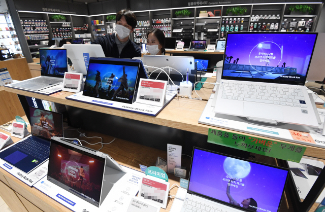 ▲ 대학의 온라인 강의에 이어 초·중·고의 온라인 개학을 앞두고 컴퓨터 수요가 늘고 있다. 1일 춘천의 한 가전매장에서 시민들이 노트북을 둘러보고 있다.   최유진