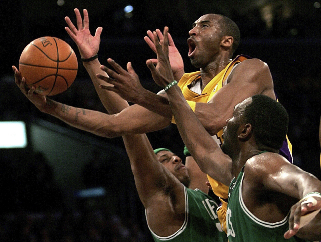 ▲ FILE - In this Feb. 23, 2007, file photo, Los Angeles Lakers&lsquo; Kobe Bryant, top, goes up for a shot between Boston Celtics&rsquo; Paul Pierce, left, and Al Jefferson during the first half of an NBA basketball game in Los Angeles. Kobe Bryant, Tim Duncan and Kevin Garnett are all expected to be officially announced as members of the 2020 enshrinement class for the Basketball Hall of Fame on Saturday, April 4, 2020. (AP Photo/Branimir Kvartuc, File)
&lt;All rights reserved by Yonhap News Agency&gt;