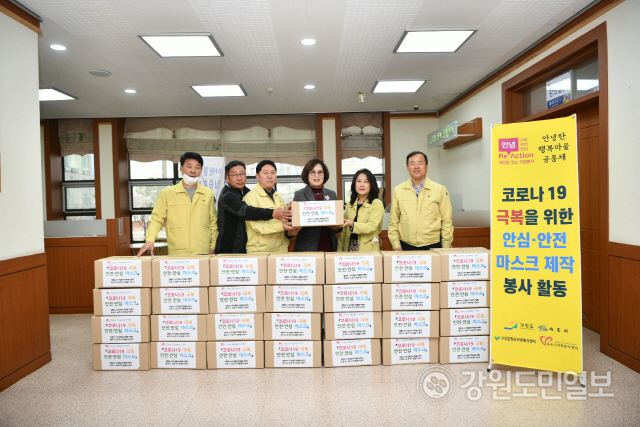 ▲ 속초시 자원봉사센터(소장 박주희)는 6 속초시 평생교육문화센터에서 소외계층이 사용할 마스크 3100세트를 전달했다.