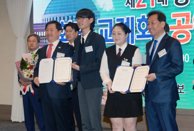 ▲ 이철규 당선자(사진 왼쪽 두번째)와 이광재 당선자(사진 오른쪽)가 강원청소년 매니페스토단과 함께 기념촬영을 하고있다.