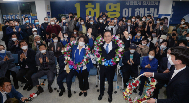 ▲ 제21대 국회의원 선거에서 춘천·철원·화천·양구 갑 선거구에 당선된 더불어민주당 허영 당선인이 16일 춘천 온의동 선거사무소에서 부인 정현자씨와 환호하는 지지자들에게 손을 들어 인사하고 있다.  방병호