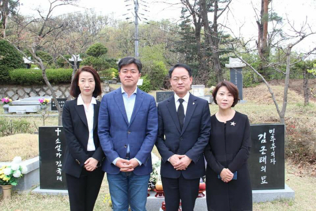 ▲ 당선 후 첫 주말을 맞은 허영 당선자가 19일 김포을 박상혁 당선자와 함께 고 김근태 전 열린우리당 의장의 묘역이 있는 경기도 남양주 모란공원을 찾아 참배했다.