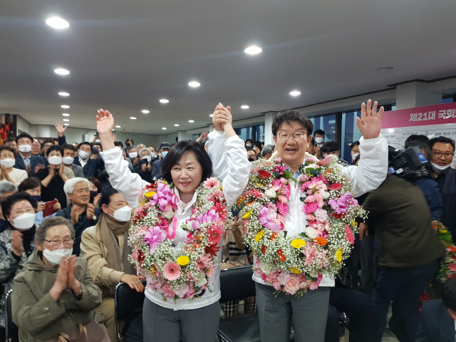 ▲ 권성동 강릉선거구 무소속 당선자가 부인 김진희씨와 지난 15일 선거캠프에서 손을 들고 지지자들과 환호하고 있다.