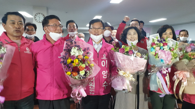 ▲ 이양수 당선자가 지난 15일 선거캠프서 당선 확정 후 지지자들과 기쁨을 나누고 있다.