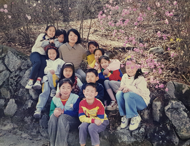 이화주 시인이 교사 재직 시절 아이들과 함께 한 사진