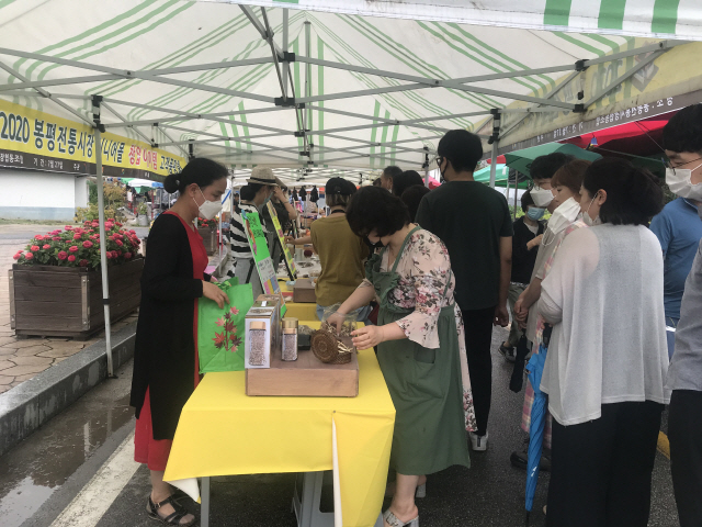 ▲ 평창 봉평전통시장의 시니어몰이 개점을 앞두고 27일 예비 입점 상인들의 창업 아이템 상품 고객 품평회가 열렸다.