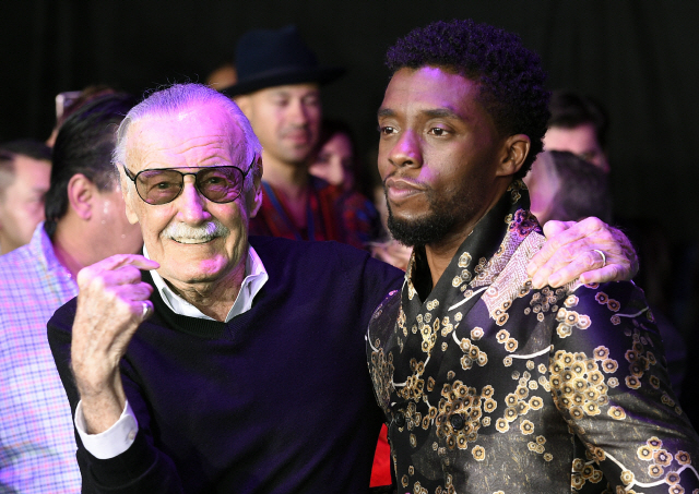▲ FILE - In this Jan. 29, 2018 file photo, comic book legend Stan Lee, left, creator of the “Black Panther” superhero, poses with Chadwick Boseman, star of the new “Black Panther” film, at the premiere at The Dolby Theatre on in Los Angeles.   Boseman, who played Black icons Jackie Robinson and James Brown before finding fame as the regal Black Panther in the Marvel cinematic universe, has died of cancer. His representative says Boseman died Friday, Aug. 28, 2020 in Los Angeles after a four-year battle with colon cancer. He was 43.  (Photo by Chris Pizzello/Invision/AP, File)

<All rights reserved by Yonhap News Agency>