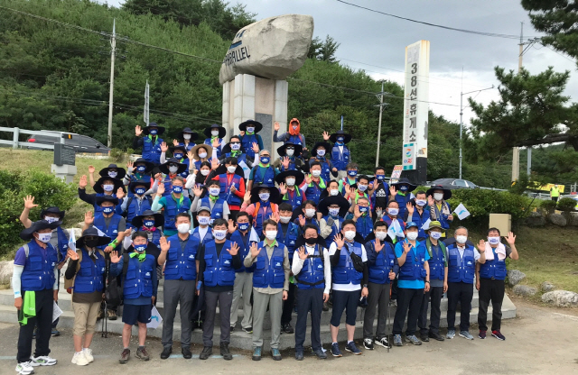 ▲ 지난 8월 이인영 통일부장관이 참석한 통일걷기 행사에서 참가자들이 38선 표지석 앞에서 기념촬영을 하고있다.