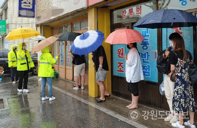 ▲ 강릉시가 5일~13일까지 사회적 거리두기 2.5단계를 실시키로 한 가운데 6일 공무원들이 유명 맛집과 중앙시장을 순회하며 마스크 착용과 거리두기 안내 계도활동을 펼쳤다.