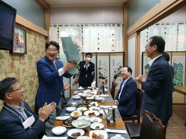 ▲ 최문사 도지사와 도내 국민의힘 의원들이 21일 서울 여의도에서 첫 오찬을 가진 가운데 최 지사가 권성동(강릉)국회의원에게 복당을 축하하며 꽃다발을 전달했다.