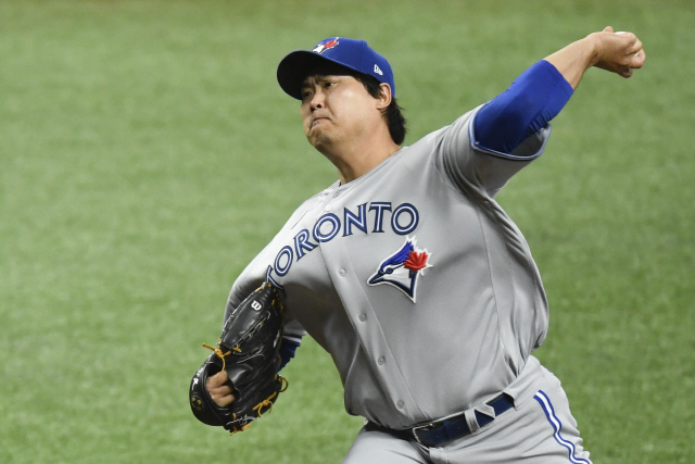 ▲ ST PETERSBURG, FLORIDA - JULY 24: Hyun-Jin Ryu #99 of the Toronto Blue Jays throws a pitch during the first inning of the game against the Tampa Bay Rays on Opening Day at Tropicana Field on July 24, 2020 in St Petersburg, Florida. The 2020 season had been postponed since March due to the COVID-19 pandemic. Douglas P. DeFelice/Getty Images/AFP