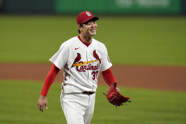 ▲ St. Louis Cardinals starting pitcher Kwang-Hyun Kim smiles as he walks off the field after getting Milwaukee Brewers‘ Ryan Braun to fly out ending the top of the fifth inning of a baseball game Thursday, Sept. 24, 2020, in St. Louis. (AP Photo/Jeff Roberson)