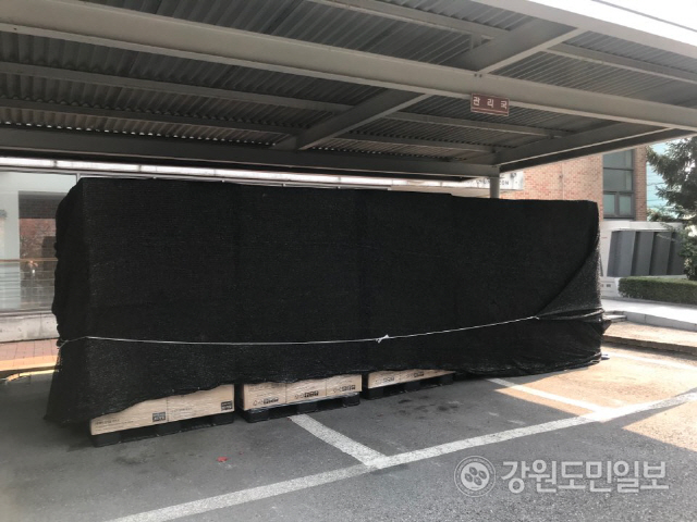 ▲ 마스크 제조회사 ‘더 편한’은 최근 천주교 춘천교구에 1억4400만원 상당의 마스크 48만장을 전달했다.기증받은 마스크는 교구 내 전 신자에게 배부될 예정이다.