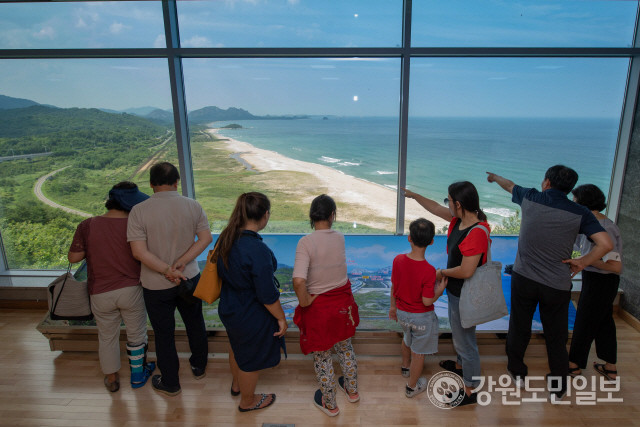통일전망대에서 관광객들이 북한 해금강과 구선봉 , 감호 등을 망원경으로 바라보고 있다. 이동명