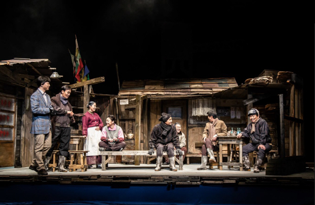 ▲ 연극 ‘그날,그날에’는 고향을 잃고 속초에 사는 김노인과 박노인이 그들의 가족,이웃들과 풀어놓는 그리움의 이야기다.