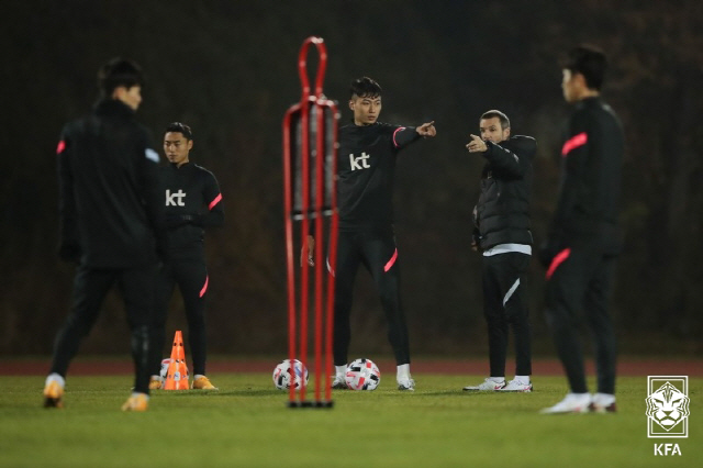 ▲ 집중 (서울=연합뉴스) 축구 국가대표팀 선수들이 9일(현지시간) 오스트리아 마리아엔처스도르프 BSFZ아레나 보조경기장에서 훈련하고 있다. 2020.11.10 [대한축구협회 제공. 재판매 및 DB 금지]