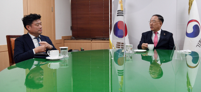 ▲ 홍남기 경제부총리 겸 기획재정부 장관이 지난 20일 정부서울청사에서 송정록 편집국장과 대화를 나누고 있다.   최유진