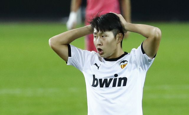 ▲ Soccer Football - La Liga Santander - Valencia v Real Madrid - Mestalla, Valencia, Spain - November 8, 2020 Valencia‘s Lee Kang-in reacts after a missed chance REUTERS/Juan Medina