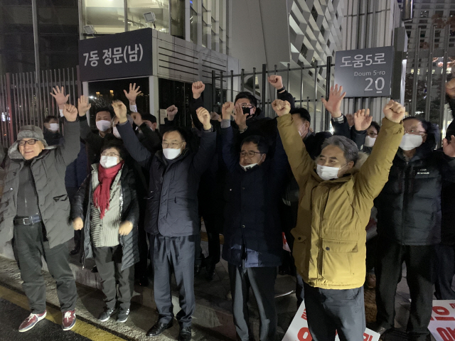 ▲ 29일 국민권익위원회 세종청사 앞에서 김진하 양양군수 등 양양군 주민들이 중앙행정심판위원회의 인용 결정에 따라 설악산 오색케이블카 설치사업 지속 추진이 확정되자  환호하고 있다.