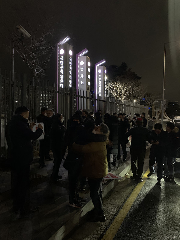 ▲ 29일 국민권익위원회 세종청사 앞에서 김진하 양양군수 등 양양군 주민들이 중앙행정심판위원회의 인용 결정에 따라 설악산 오색케이블카 설치사업 지속 추진이 확정되자 서로 부둥켜 안으며 기쁨을 만끽하고 있다.