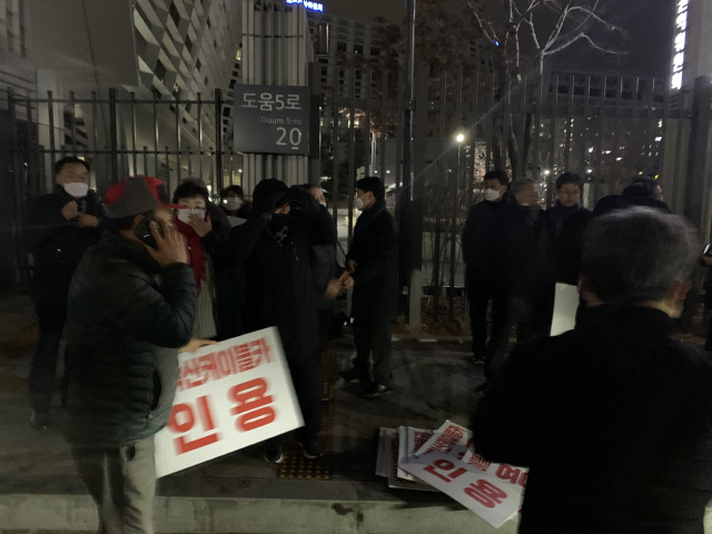 ▲ 29일 국민권익위원회 세종청사 앞에서 김진하 양양군수 등 양양군 주민들이 중앙행정심판위원회의 인용 결정에 따라 설악산 오색케이블카 설치사업 지속 추진이 확정되자 지역에 소식을 알리고 있다.